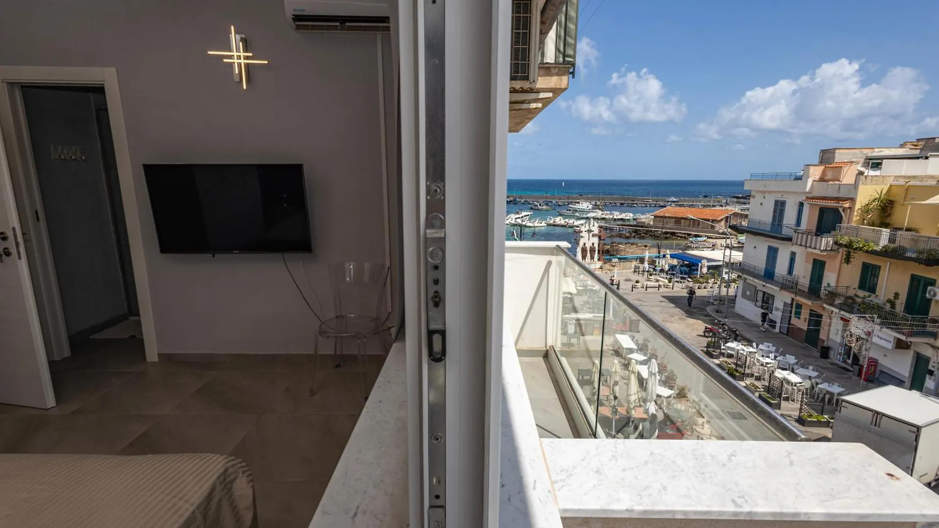 La Piazzetta A Mare Holiday House Sferracavallo Guest house